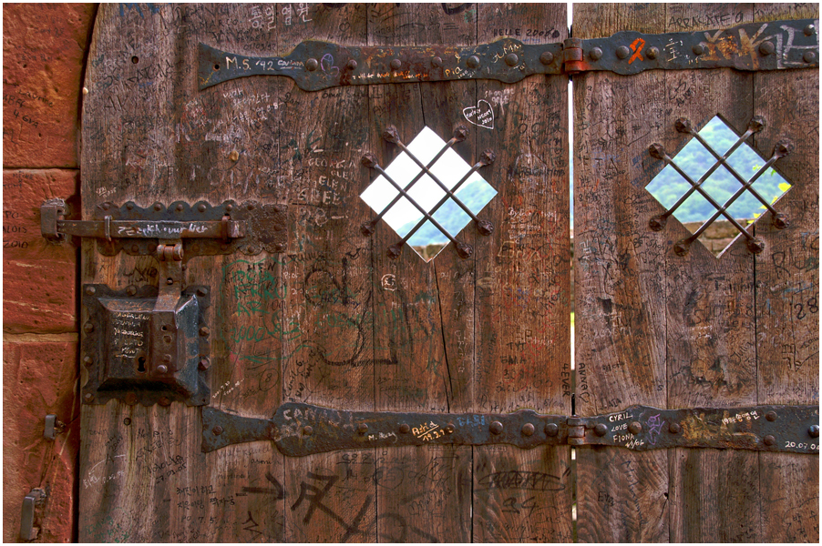 040 Hinter Schlo� und Riegel