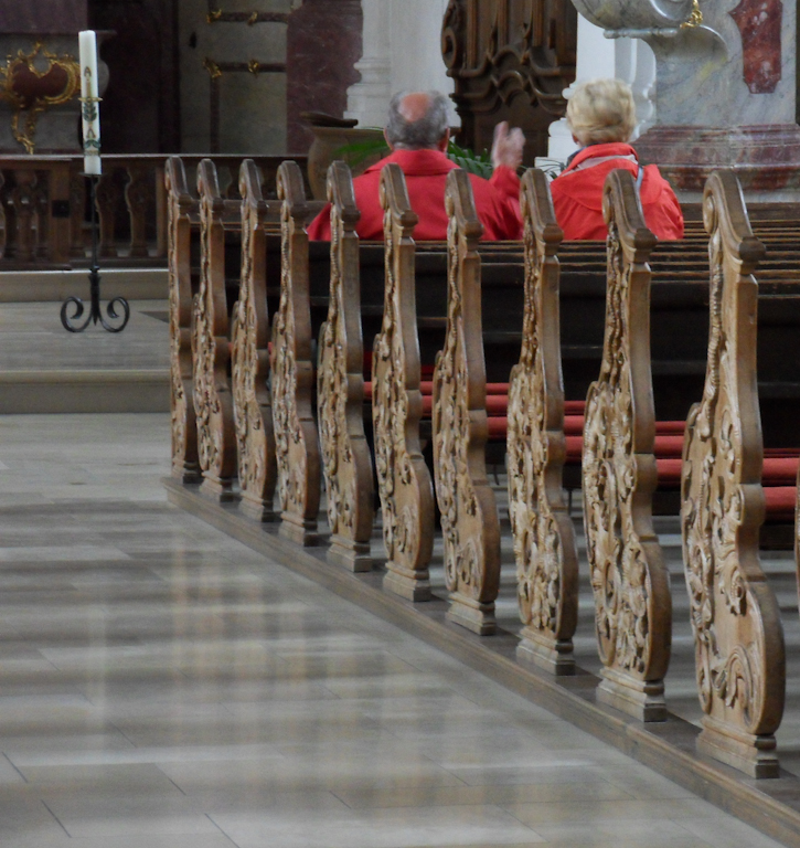 0 B20 Sitzreihen in der Barockkirche