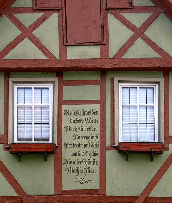 085 zwischen den Fenstern