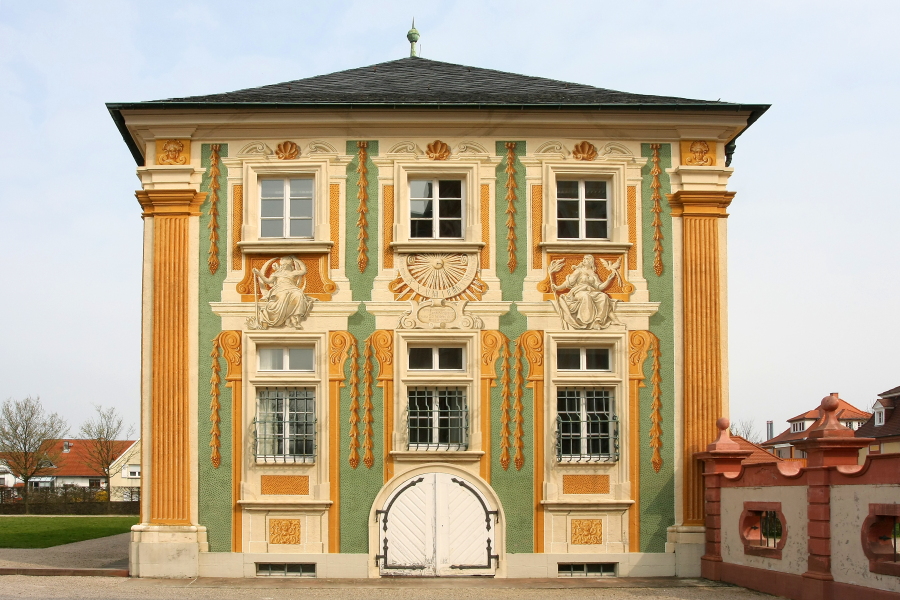 005 Giebel des Seitengebaeudes