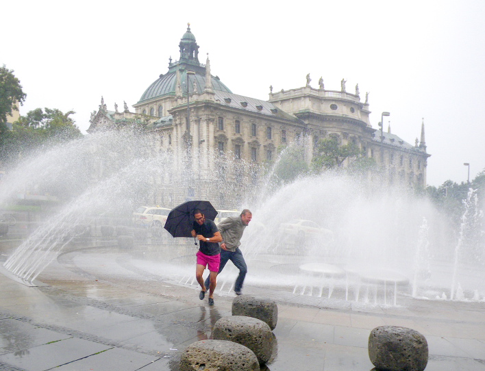 015 Da hilft kein Regenschirm